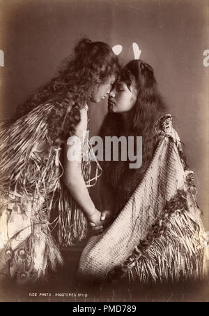 Le donne Maori, Nuova Zelanda. Data/Periodo: 1890 - 1920. Fotografia. Albume stampa. Altezza: 197 mm (7,75 in); larghezza: 140 mm (5.51 in). Autore: Arthur James Iles. Foto Stock