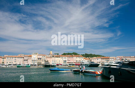 Saint Tropez (sud-est della Francia). 2015/06/29. Panoramica della città e della marina con yacht e barche a vela. Foto Stock