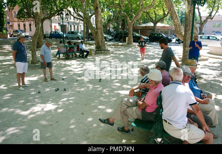 Saint Tropez (sud-est della Francia). 2015/06/29. Persone che giocano a "boules" (gioco con sfere) sotto i platani nella piazza "Place des Lices'<br> Foto Stock