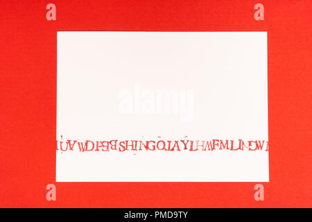 Lettere dell'alfabeto casualmente stampato su un foglio di carta Foto Stock