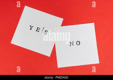 Il contrasto tra il sì e no parole stampate su due fogli di carta Foto Stock