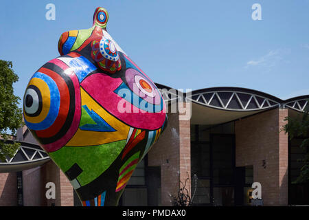 Scultura Nana di Niki de Saint Phalle nel giardino del Museo Tinguely di Basilea Foto Stock