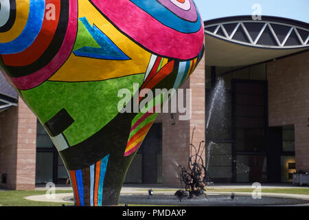 Scultura Nana di Niki de Saint Phalle nel giardino del Museo Tinguely di Basilea - primo piano Foto Stock