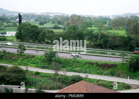 Auto Trucks in movimento sul MUMBAI PUNE EXPRESSWAY, INDIA Foto Stock