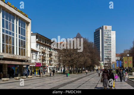 PERNIK, Bulgaria - 12 Marzo 2014: vista panoramica del centro della città di Pernik, Bulgaria Foto Stock
