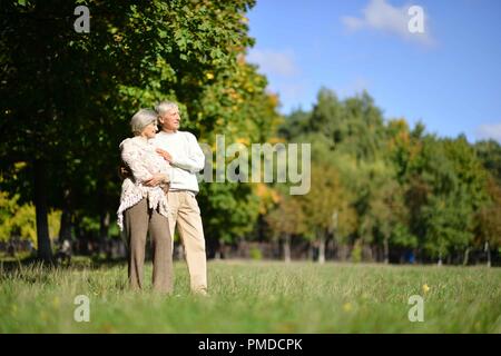 Felice coppia di anziani camminare nel parco Foto Stock