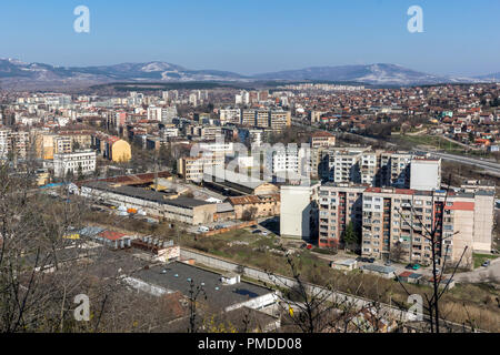 PERNIK, Bulgaria - 12 Marzo 2014: vista panoramica della città di Pernik, Bulgaria Foto Stock