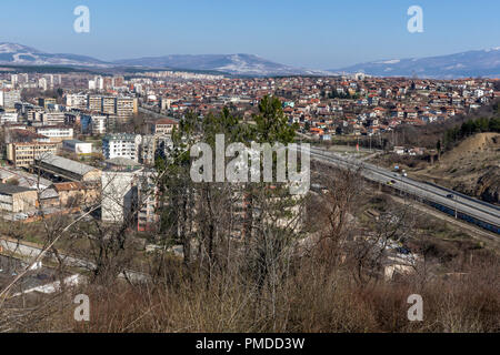 PERNIK, Bulgaria - 12 Marzo 2014: vista panoramica della città di Pernik, Bulgaria Foto Stock
