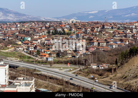 PERNIK, Bulgaria - 12 Marzo 2014: vista panoramica della città di Pernik, Bulgaria Foto Stock
