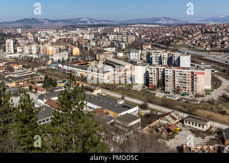 PERNIK, Bulgaria - 12 Marzo 2014: vista panoramica della città di Pernik, Bulgaria Foto Stock