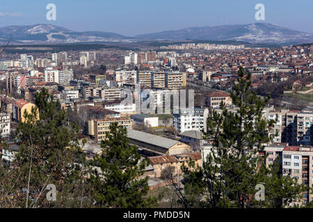 PERNIK, Bulgaria - 12 Marzo 2014: vista panoramica della città di Pernik, Bulgaria Foto Stock