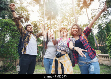 Gruppo asiatico di giovani con gli amici di zaini camminare insieme e felici amici vengono sollevate le braccia e godendo di una splendida natura e rasserenanti ,ri Foto Stock