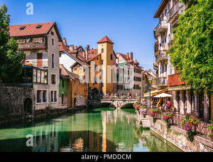 Il 7 agosto 2018, Annecy Francia : Annecy città vecchia cityscape Thiou e vista del fiume e del ponte Foto Stock