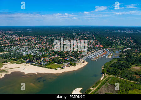 Gujan-Mestras (sud-ovest della Francia): vista aerea del villaggio nella baia di Arcachon. La porta di ostriche, la marina e la spiaggia "plage de la Hume" e TH Foto Stock