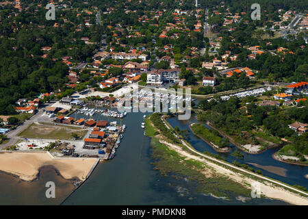 Lanton (sud-ovest della Francia): vista aerea del villaggio e il porto di Cassy nella baia di Arcachon (non disponibile per la postcard edition) Foto Stock