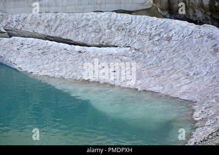 Il lago glaciale in montagna con lastre di ghiaccio rotto lontano come il clima si riscalda e il ghiacciaio si fonde Foto Stock