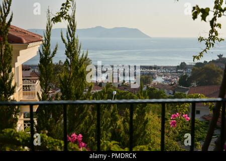 ANTALYA, TURCHIA - Agosto 31, 2018: la vista di Kaş Marina e la penisola di Cukurbag attraverso gli edifici da una collina Foto Stock