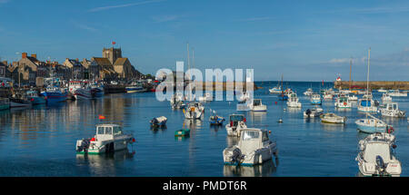 Barfleur (Normandia, a nord-ovest della Francia): il porto e il villaggio (non disponibile per la produzione di cartolina) Foto Stock