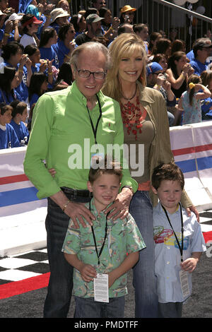 "Herbie: interamente carico" (Premiere) Larry King con sua moglie Shawn Southwick e i loro due figli possibilità e Cannon 06-19-2005 / El Capitan / Hollywood, CA Foto di Giuseppe Martinez / PictureLux Riferimento File # 22401 0108PLX per solo uso editoriale - Tutti i diritti riservati Foto Stock