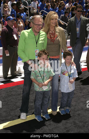 "Herbie: interamente carico" (Premiere) Larry King con sua moglie Shawn Southwick e i loro due figli possibilità e Cannon 06-19-2005 / El Capitan / Hollywood, CA Foto di Giuseppe Martinez / PictureLux Riferimento File # 22401 0131PLX per solo uso editoriale - Tutti i diritti riservati Foto Stock