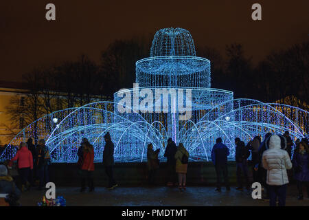 Saint Petersburg, Russia - 1 Gennaio 2018: fontana illuminata vicino alla Admiralty nella notte Foto Stock