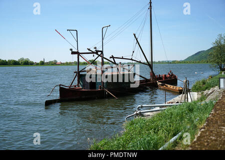 Uno degli ultimi grandi pescatori professionisti di navi sul Danubio vicino a Regensburg in Germania Foto Stock