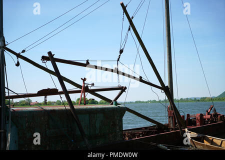 Uno degli ultimi grandi pescatori professionisti di navi sul Danubio vicino a Regensburg in Germania Foto Stock