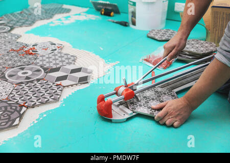 Installatore piastrella di taglio con taglierina Foto Stock