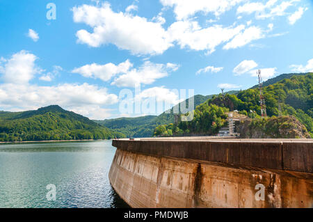 Vidraru lago artificiale e la diga sul fiume di Arges in Transilvania, Romania. Cresta di Fagaras nelle montagne dei Carpazi. Idro Elettrica della stazione di alimentazione Foto Stock