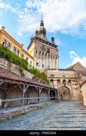 Torre dell Orologio nella famosa cittadella di Sighisoara, Romania. Città vecchia in Transilvania Foto Stock