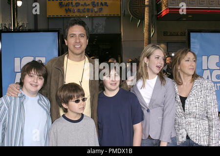 'Ice Age: il Meltdown' (Premiere) Ray Romano con la moglie Anna Scarpulla e per i loro figli, Alexandra, Matteo, Gregorio e Giuseppe Raymond 03-19-2006 / Mann's Grauman Chinese Theatre / Hollywood, CA / XX Century Fox / Foto di Giuseppe Martinez / PictureLux Riferimento File # 22704 0016PLX per solo uso editoriale - Tutti i diritti riservati Foto Stock