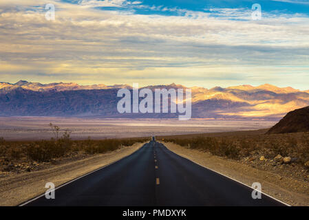 Vuota lunga strada che corre attraverso Panamint Valley nel Parco Nazionale della Valle della Morte, California Foto Stock