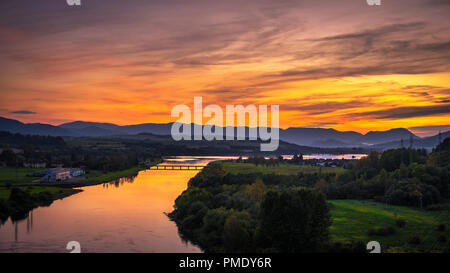 Colorato tramonto sul fiume Vah e il Western montagne Tatra nella regione di Liptov, Slovacchia Foto Stock