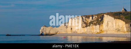 Etretat: scogliere lungo la "Cote d'Alabastro" (costa normanna), nella zona chiamata "pays de caux', una regione naturale nel nord della Francia. Il "Porte d'Amont" Foto Stock