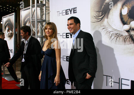 'L'occhio' Premiere Jessica Alba e Cash Warren 1-31-2008 / Pacific Glossari Affini plafoniera / Hollywood, CA / Lionsgate / Foto di Giuseppe Martinez Riferimento File # 23342 0032PLX per solo uso editoriale - Tutti i diritti riservati Foto Stock