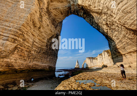 Etretat: scogliere lungo la "Cote d'Alabastro" (costa normanna), nella zona chiamata "pays de caux', una regione naturale nel nord della Francia. Manneporte ago a Foto Stock