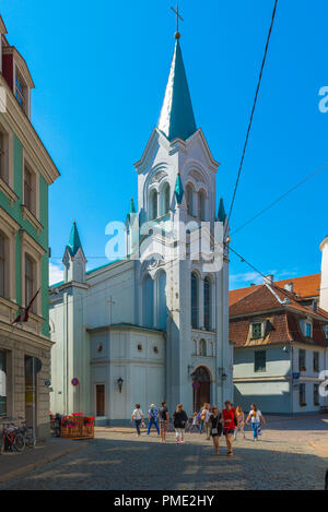 Chiesa di nostra Signora dei dolori, vista della Chiesa Cattolica di nostra Signora dei dolori che si trova a Pils Iela nel pittoresco quartiere medievale della Città Vecchia di riga, Lettonia. Foto Stock