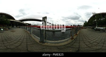 Visualizzazione panoramica a 360 gradi di Il ponte di Brooklyn dal di sotto