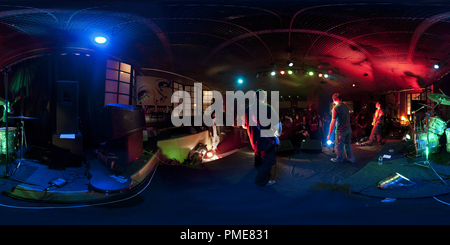 Visualizzazione panoramica a 360 gradi di Plug N Play Live In Trema la Novi Sad 5