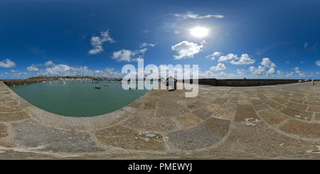 Visualizzazione panoramica a 360 gradi di Vue sur Granville depuis la jetée de l'avant-port - Francia