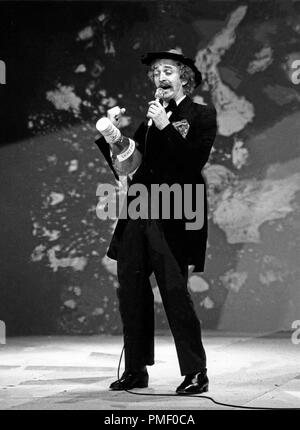Die Gong Show, Talentprobe als Unterhaltungssendung, Deutschland 1981, Mitwirkende: Tuljo Forlanic singt 'Ognuno ama qualcuno talvolta' als Dean-Martin-Parodie Foto Stock