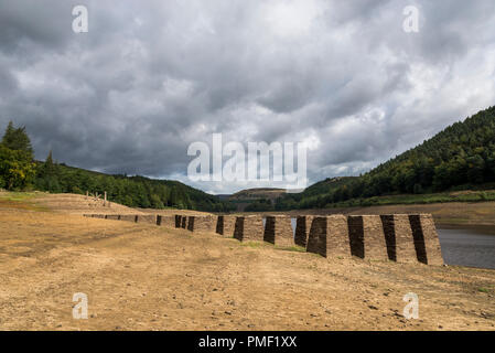 Resti della vecchia ferrovia a serbatoio Derwent, Derbyshire, in Inghilterra. Ha rivelato durante la siccità dell'estate 2018. Foto Stock