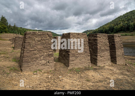 Resti della vecchia ferrovia a serbatoio Derwent, Derbyshire, in Inghilterra. Ha rivelato durante la siccità dell'estate 2018. Foto Stock