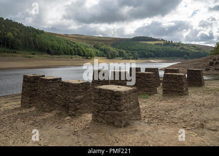 Resti della vecchia ferrovia a serbatoio Derwent, Derbyshire, in Inghilterra. Ha rivelato durante la siccità dell'estate 2018. Foto Stock