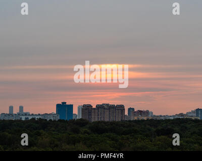 Autunno Caldo alba sul case urbane e parco nella città di Mosca Foto Stock