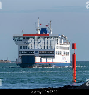 Traghetto per l'isola di Wight St fede si avvicina il porto di Portsmouth, in Inghilterra, Regno Unito Foto Stock