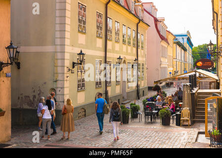 Riga Torna Iela, vista dei turisti in visita a Torna Iela, una strada popolare e storica nel centro medievale di riga Vecchia, Lettonia. Foto Stock