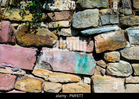 Muro di pietra calcarea in un vigneto Foto Stock