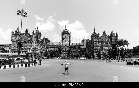 Chhatrapati Shivaji Maharaj Terminus a Mumbai, precedentemente conosciuto come Victoria Terminus, è una stazione ferroviaria storica e un sito patrimonio dell'umanità dell'UNESCO. Foto Stock