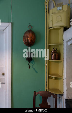 Merchant l'appartamento a Stavanger Maritime Museum. Le camere sono da circa 1910. La cucina ha un particolarmente inusuale schema colori! Foto Stock